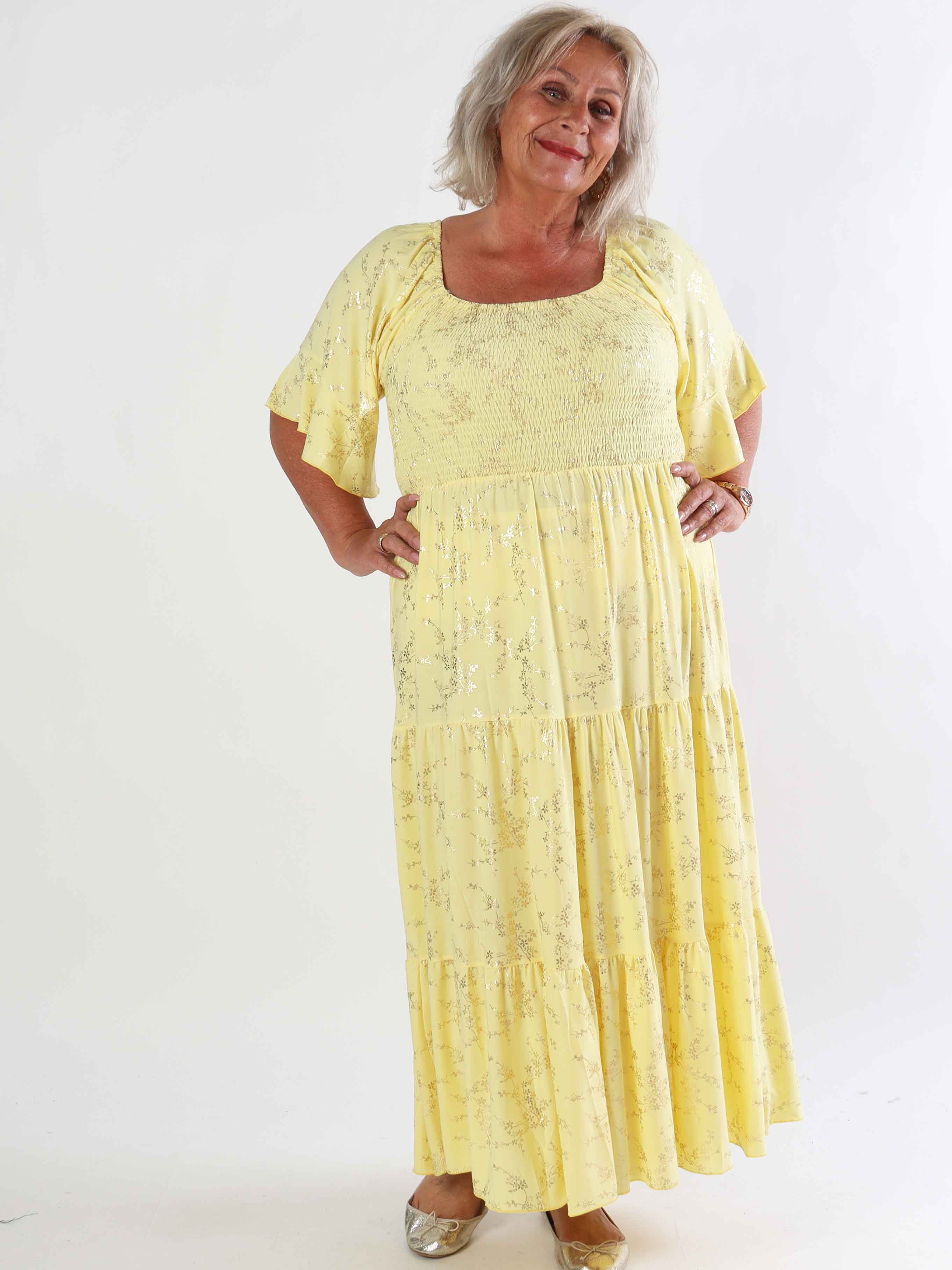 Elna Gold - Ensfarvet plus size kjole med smock og guld print